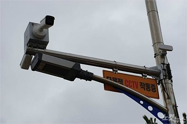 동해 망상해수욕장 가로등에 설치된 'AI(인공지능) 기반 플랫폼 기반의 지능형 CCTV'. (사진=전영래 기자)