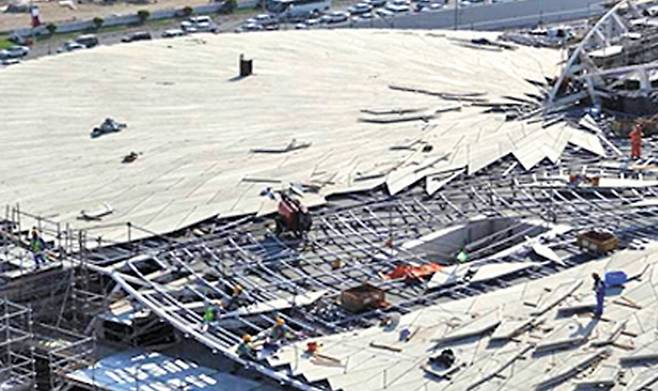 사막의 장미 꽃잎을 형상화하기 위해 수천만 장의 콘크리트 패널을 끼워 맞추는 모습. 현대건설은 패널에 바코드를 붙이는 방식으로 꼼꼼히 관리하며 접합 작업을 진행했다. © 뉴스1