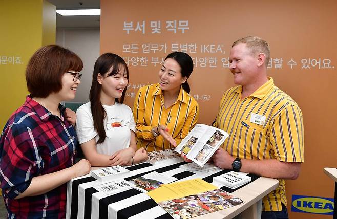 15일 용인시 기흥구청에서 열린 ‘이케아 기흥점 채용설명회’를 찾은 구직자들이 채용에 대한 궁금증을 이케아 직원에게 상담하고 있다.(이케아 코리아 제공)2019.7.15/뉴스1 © News1 김수경 에디터