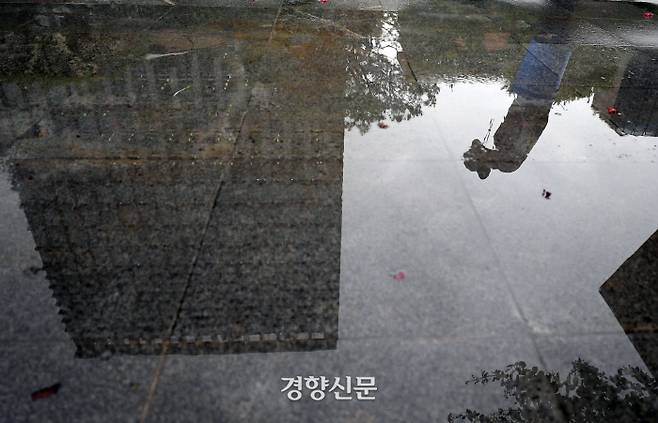 시설 보수하는 서울시 관계자. /강윤중 기자