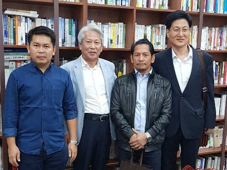 왼쪽부터 조하리 아부(방사모로정부 인수위원회 카운슬러, 술탄 계승자), 윤영국 코리아방사모로정부개발위원회 의장, 무드집 아부(방사모로정부 인수위원회 의장), 채수강 코리아방사모로정부개발위원회 부의장/사진제공=코리아방사모로개발위원회