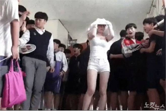 여성 인터넷 개인방송 진행자가 경기도의 한 중학교 복도에서 민소매 차림으로 춤을 추는 영상 캡처.
