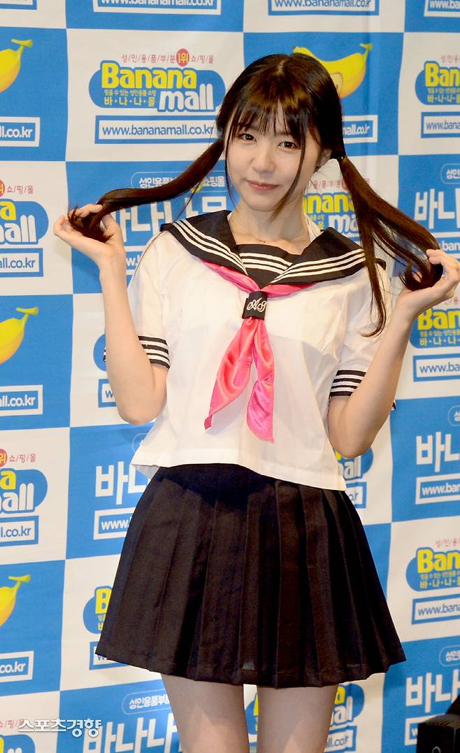 포즈 취하는 츠보미.