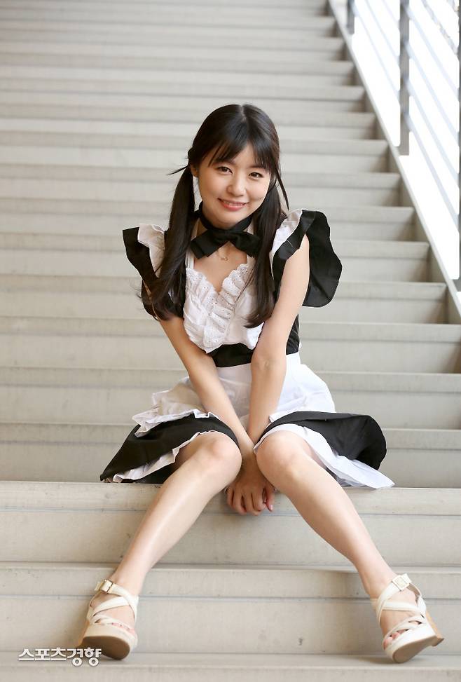 데뷔 이후 처음으로 한국을 방문한 일본의 유명 성인배우 츠보미가 22일 서울 청담동 모처에서 스포츠경향과 만나 포즈를 취하고 있다.