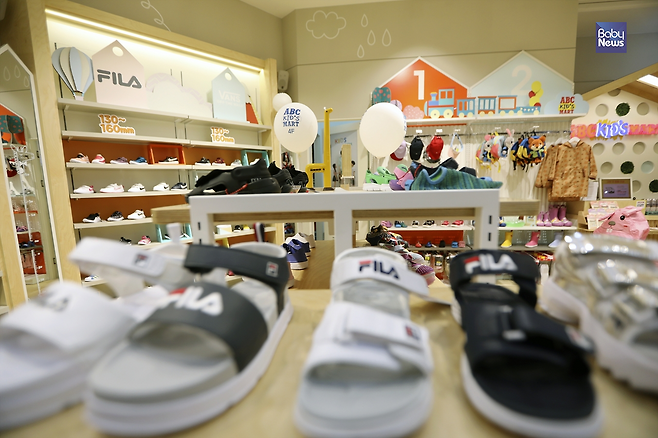 일본브랜드 ABC키즈마트에 한국브랜드 FILA(휠라)의 신발이 진열돼 있다. 김근현 기자 ⓒ베이비뉴스