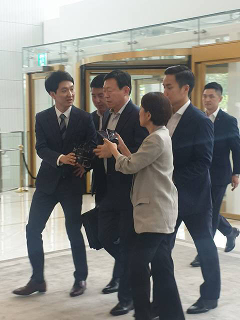 신동빈 롯데그룹 회장이 16일 오전 8시50분께 하반기 롯데그룹 사장단 회의에 참석하기 위해 롯데월드타워로 출근하고 있다.