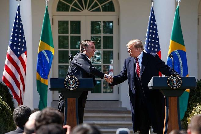 지난 3월 자이르 보우소나르 브라질 대통령(왼쪽)이 미국을 방문해 트럼프 대통령과 정상회담 뒤 공동 기자회견에서 악수하고 있다. 위키미디어 코먼스