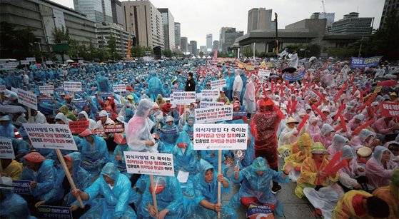 '소상공인 생존권 운동연대'가 주최한 최저임금 제도개선 촉구 국민대회가 지난해 8월 29일 서울 광화문에서 열렸다. 이들은 최저임금 인상 철회를 주장했으나 올해도 최저임금은 또 인상됐다. [뉴스1]