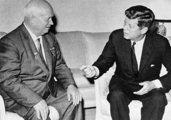 존 F 케네디 미국 대통령(오른쪽)과 니키타 흐루쇼프 소련 공산당 서기장의 모습.흐루쇼프가 1957년 인류 최초의 인공위성인 스푸트니크 1호를 발사하자 케네디는 1961년 인간을 달에 보내는 아롤로 프로그램으로 맞섰다. [중앙포토].