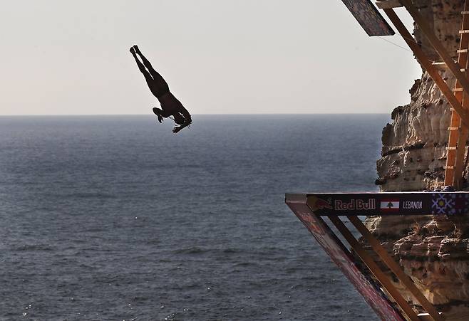 이날 베이루트의 수평선을 배경으로 한 선수가 멋진 점프를 선보이고 있다. [AP=연합뉴스]