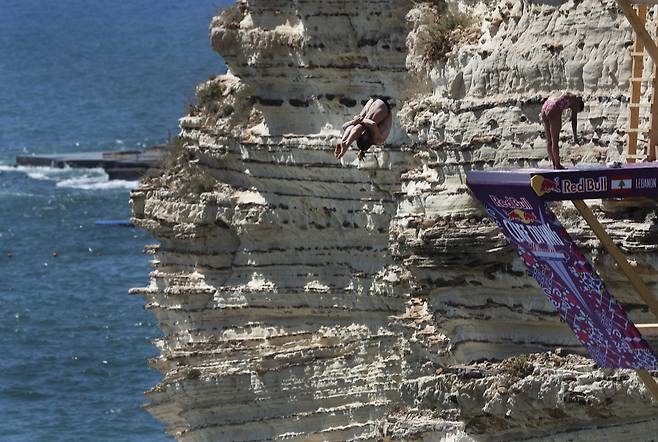 14일(현지시간) 베이루트의 수평선을 배경으로 선수들이 멋진 점프를 선보이고 있다. [AP=연합뉴스]