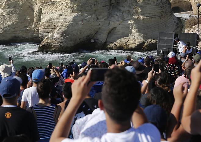 이날 대회를 관람하기 위해 모인 수천여명의 관중들이 다이빙 순간들을 촬영하고 있다. [AP=연합뉴스]
