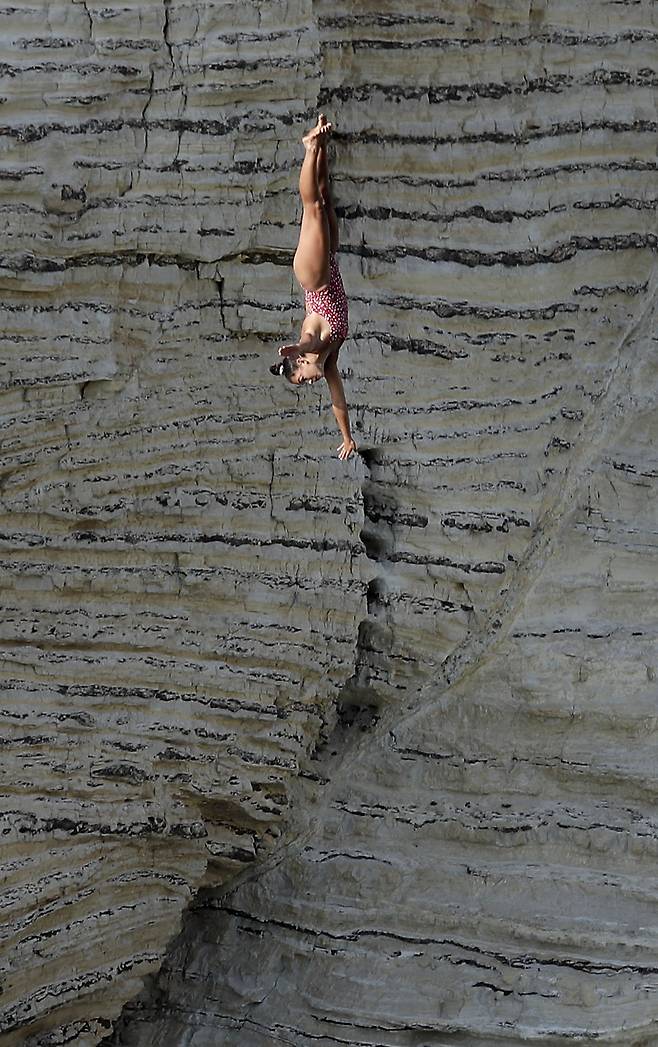 이날 한 여자 선수가 절벽사이로 다이빙을 선보이고 있다. [AP=연합뉴스]