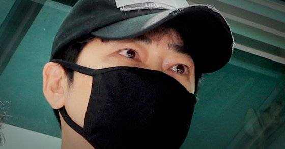 외주 스태프 여성 2명에 대한 준강간 혐의로 긴급체포된 배우 강지환이 지난 12일 오전 수원지법 성남지원에서 열린 구속 전 피의자심문(영장실질심사)에 출석한 뒤 호송차량으로 이동하던 중 취재진에 심경을 밝히고 있다. [연합뉴스]