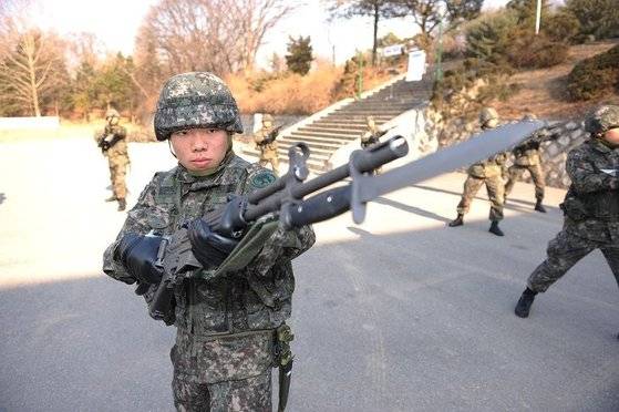 육군사관학교 신입생이 기초 군사훈련에서 총검술 훈련을 받고 있다.  [사진 육군]