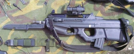 불펍 소총인 FN의 F2000에도 착검을 할 수 있다. [사진 farm4.staticflickr.com]
