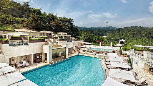 신라호텔 서울의 야외 수영장 어반아일랜드.