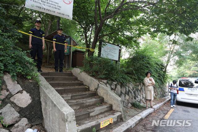【서울=뉴시스】박미소 기자 = 정두언 전 새누리당 의원이 16일 오후 4시25분께 서울 서대문구 홍은동 북한산 자락길에서 숨진 채 발견됐다.  정 전 의원이 사망한 채 발견된 현장 주변에 폴리스라인이 설치 돼 있다. 2019.07.16. misocamera@newsis.com