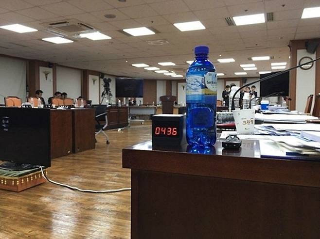 진선미 의원이 국감장에 설치한 '몰카' (사진=연합뉴스 제공)