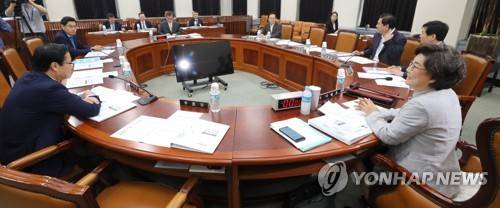 국회 정보위 참석한 서훈 국가정보원장 (서울=연합뉴스) 김주형 기자 = 국회 정보위원회 전체회의가 16일 오전 서훈 국가정보원장이 참석한 가운데 열리고 있다. 오른쪽은 이혜훈 위원장. 2019.7.16 kjhpress@yna.co.kr