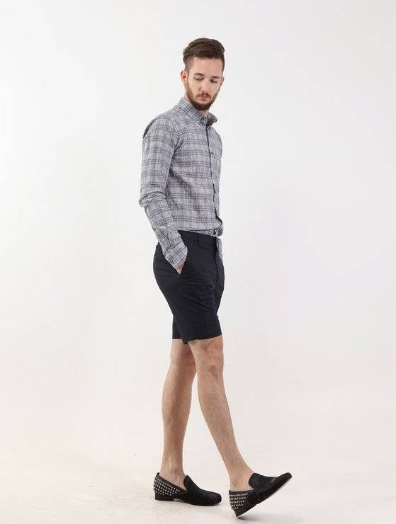 옷만 바꿔 입어도 체감하는 여름 더위가 확 다르다. 덜 더우면서도, 패션 테러리스트가 되지 않기 위해선 어떻게 입어야 할까. 사진은 반바지를 활용한 쿨비즈 패션. 단정한 팬츠에 로퍼를 매치했다. [사진제공=메종 드 테일러]