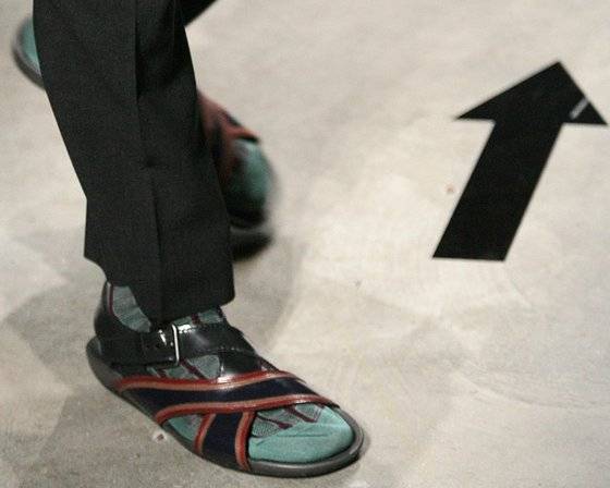 샌들과 양말을 조합한 프라다의 2008 S/S 남성 컬렉션. 이때로부터 10년이 지난 요즘엔 양말에 샌들을 신기도 한다지만, 자칫하다가는 원치 않게 다른 사람들의 시선을 받게 될 수도 있다. [중앙포토]