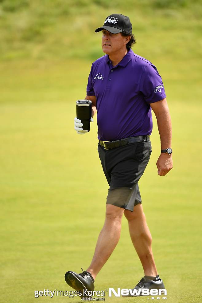 디 오픈 챔피언십 연습 라운드 중 커피를 들고 있는 필 미켈슨.