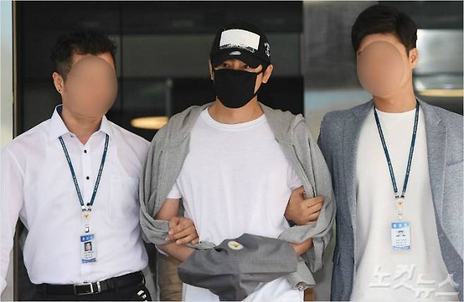 '성폭행 혐의'를 받고 있는 배우 강지환이 12일 오전 경기 성남 분당경찰서에서 영장실질심사를 받기 위해 호송차로 향하고 있다. (사진=황진환 기자/자료사진)