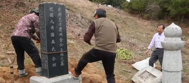 지난 4월 충남 연기군에 있는 독립운동가 김정필의 묘소에서 인부들이 거짓 독립운동 행적이 적힌 비문을 철거하고 있다. 2015년 김정필의 증손자 종갑씨는 자신의 증조부가 가짜 독립운동가임을 고백했다.EBS 다큐 ‘시선’ 화면 캡처