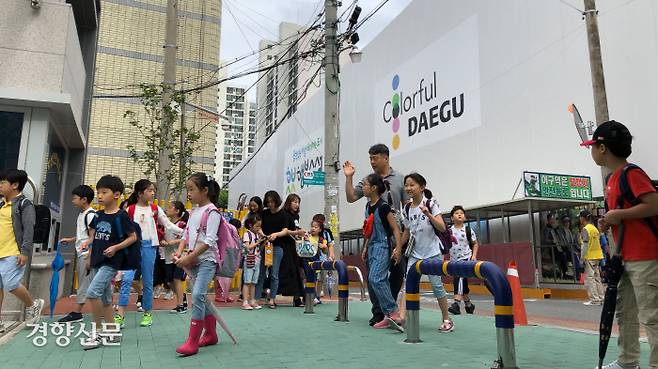 공사장 등교 지난 10일 오전 대구 수성구 범어동 동천초등학교 학생들이 등교하고 있다. 학교 정문 앞에서는 2021년 입주를 목표로 아파트 공사가 진행 중이다.  백경열 기자