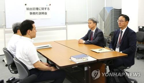 마주 앉은 한·일 '수출 규제' 실무 협의 대표들 (도쿄=연합뉴스) 김병규 특파원 = 일본 정부의 한국 수출 규제 강화 조치와 관련한 양국 과장급 첫 실무회의에 참석한 산업통상자원부의 전찬수 무역안보과장(오른쪽부터)·한철희 동북아 통상과장이 지난  12일 도쿄 지요다구 경제산업성 별관 1031호실에서 일본 측 대표인 이와마쓰 준(岩松潤) 무역관리과장·이가리 가쓰로(猪狩克郞) 안전보장무역관리과장과 마주 앉아 있다.[연합뉴스 자료사진]