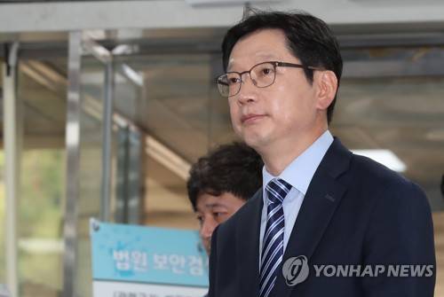 법정향하는 김경수 지사 (서울=연합뉴스) 김도훈 기자 = 드루킹 댓글조작 사건에 관여한 의혹으로 재판을 받고 있는 김경수 경남도지사가 18일 오후 서울 서초구 서울고등법원에서 열린 항소심 속행공판에 출석하고 있다. 2019.7.18 superdoo82@yna.co.kr