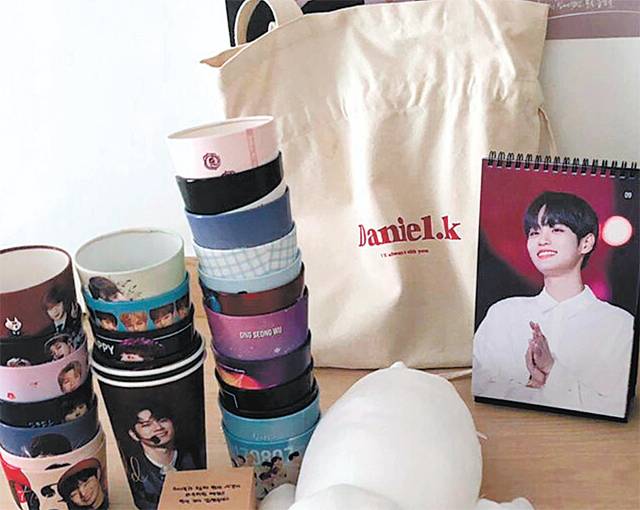 홈마스터(홈마)가 소셜네트워크서비스(SNS) 계정을 통해 판매한 아이돌그룹 워너원 굿즈. 콘서트 등에서 촬영한 고화질 사진이 눈에 띈다. 독자 제공