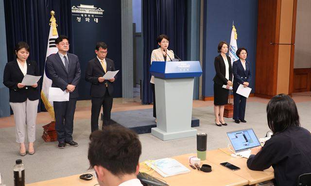 고민정 청와대 대변인과 여야 5당 대변인들이 18일 저녁 청와대 춘추관에서 문재인 대통령과 여야 5당 대표의 공동합의문을 발표하고 있다. 고민정 대변인을 시작으로 한명씩 단상에 올라 합의문 내용을 순서대로 읽었다. 왼쪽부터 자유한국당 전희경 대변인, 더불어민주당 홍익표 수석대변인, 정의당 김종대 수석대변인, 민주평화당 박주현 수석대변인, 청와대 고민정 대변인, 바른미래당 최도자 수석대변인. 연합뉴스