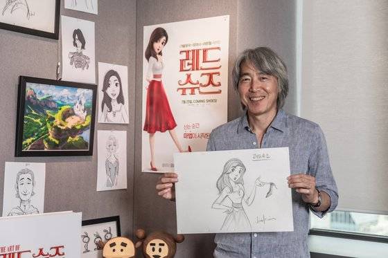 김상진 감독이 레드슈즈의 스케치를 보여줬다. 왼쪽 아래쪽 곰인형은 이번 애니 속 캐릭터를 토대로 만든 것이다. [사진 NEW]