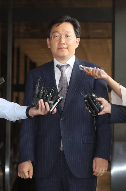 곽병훈 전 청와대 법무비서관이 지난해 9월6일 박근혜 정부 시절 청와대의 강제징용 재판 개입 의혹과 관련해 조사받기 위해 서울 서초구 서울중앙지검에 출석하고 있다. 신소영 기자 viator@hani.co.kr