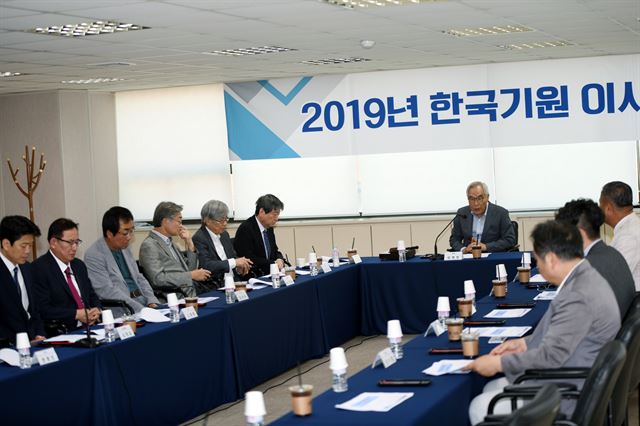 지난 12일 서울 홍익동 한국기원에서 열렸던 임시이사회에선 프로기사회와 동일한 기준의 참가 자격 등을 명시한 신설 정관을 통과시켰다. 한국기원 제공