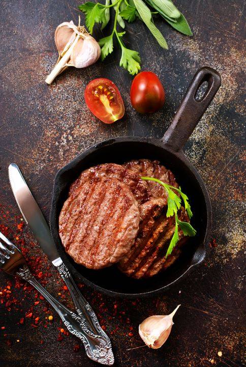 패티를 얇고 가볍게 만들어야 속까지 고루 익히기 쉽다.  게티이미지뱅크