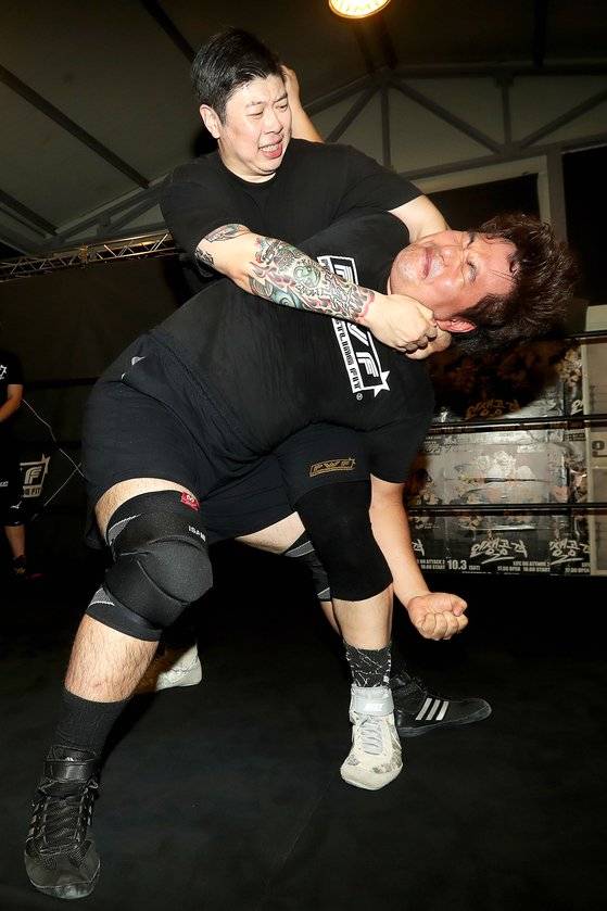 '코브라 트위스트' 기술을 선보이고 있는 김남석 선수. 장진영 기자