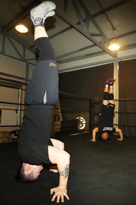 연습전에 준비운동하는 선수들. 장진영 기자