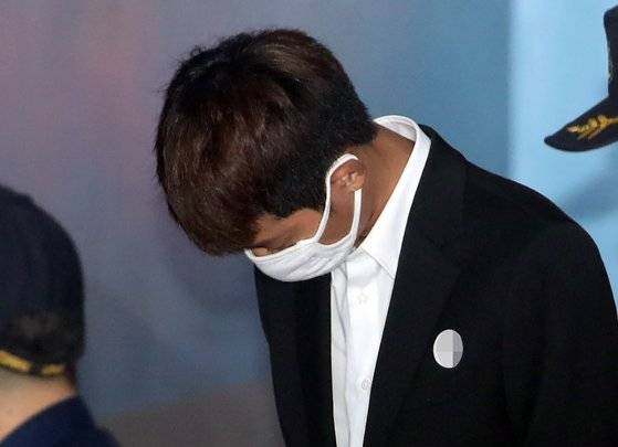 성관계 동영상을 불법으로 촬영·유포한 혐의로 기소된 가수 정준영이 지난 5월 10일 오전 서울 서초구 서울중앙지법에서 열린 첫 공판준비기일에 출석하기 위해 호송차에서 내려 법정으로 향하고 있다. [연합뉴스]