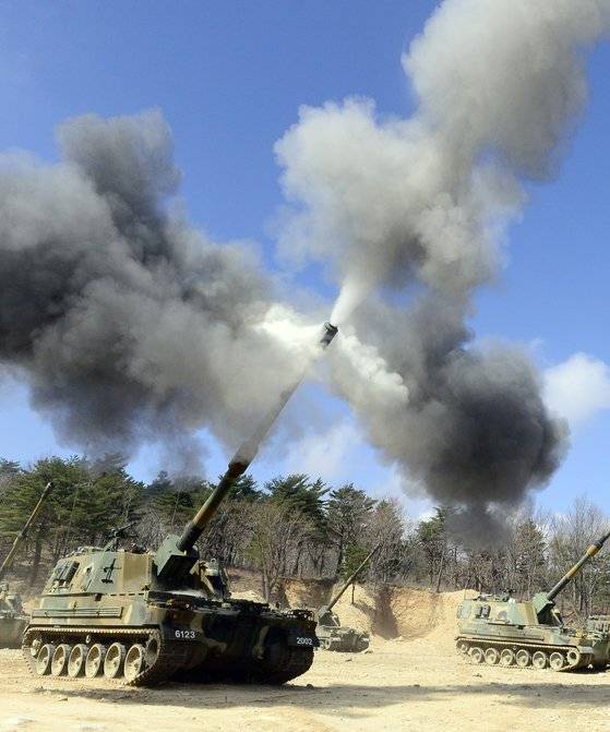 육군 제8군단 포병대대가 강원도 고성 야촌리 훈련장에서 K9자주포 사격훈련을 하고있다. [중앙포토]