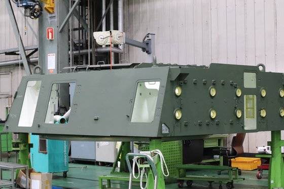 차체에 설치되기 전 준비 작업을 하고 있는 포탑 [사진 박용한]