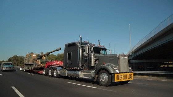 2017년 한국에서 개발한 K9 자주포가 미국 방산 전시회 'AUSA 2017' 에 참가하기 위해 미국 버지니아주 볼티모어항에서 트레일러편을 통해 고속도로로 워싱턴DC로 이동하고 있다.