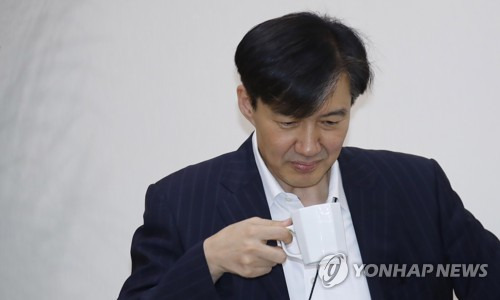 수보회의 준비하는 조국 민정수석 (서울=연합뉴스) 배재만 기자 = 청와대 조국 민정수석이 15일 오후 청와대에서 수석보좌관 회의 전 차를 마시고 있다. 2019.7.15 scoop@yna.co.kr