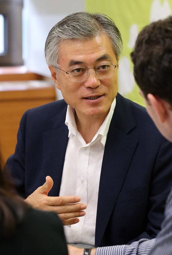 2012년 8월 12일 문재인 민주통합당 대선 경선 후보가 서울 여의도 선거캠프사무실에서 영국 이코노미스트지와 인터뷰하는 모습. [중앙포토]