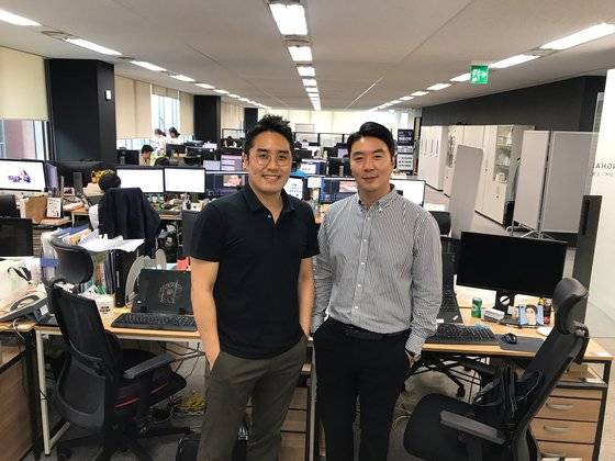 비투링크의 이소형 대표(왼쪽), 박현석 부대표. 따로 임원실을 만들지 않고 직원들이 앉아있는 책상 중 하나씩을 골라 자리로 잡았다. "일이 잘 되려면 소통이 가장 중요한데, 방에 들어가 있어서는 제대로 소통할 수 없다"는 생각 때문이란다. 윤경희 기자