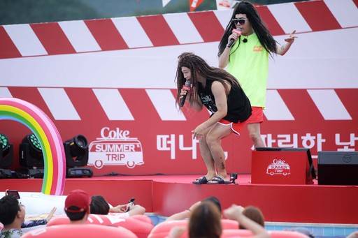 지난 19일, 경기도 가평에서 코카-콜라의 첫번째 썸머 트립인 ‘코-크 풀 시네마 파티’ 참가자들이 유브이와 함께 하는 풀 파티를 짜릿하게 즐기고 있다. 사진=코카-콜라 제공