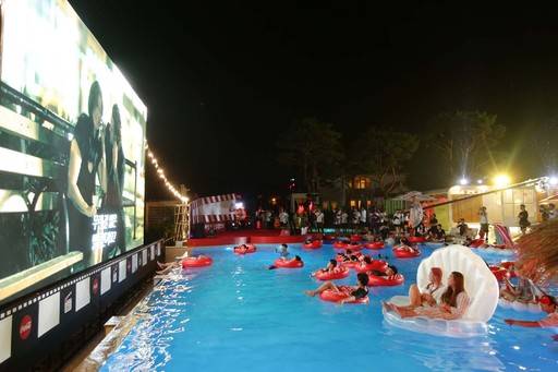 지난 19일, 경기도 가평에서 코카-콜라의 첫번째 썸머 트립인 ‘코-크 풀 시네마 파티’ 참가자들이 물 위 에서 영화 ‘비긴 어게인’을 감상하며 여름날 코카-콜라가 제공하는 짜릿한 낭만을 느끼고 있다. 사진=코카-콜라 제공