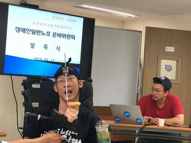 정명호(왼쪽) 장애인일반노동조합준비위원장이 지난달 12일 열린 준비위 발족식에서 ‘장애인의 노동’ 문제에 대해 발언하고 있다.장애인일반노동조합준비위원회 제공